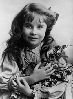 c11d5f94d63faf5830d1574129ded739--bowes-lyon-lady-elizabeth