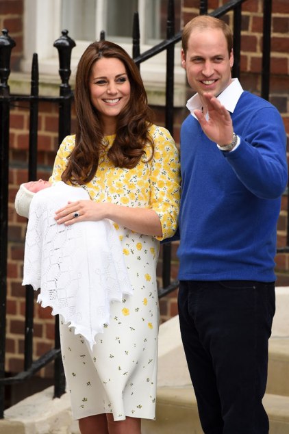 princess-charlotte-wardrobe-malfunction-leaving-hospital-ftr